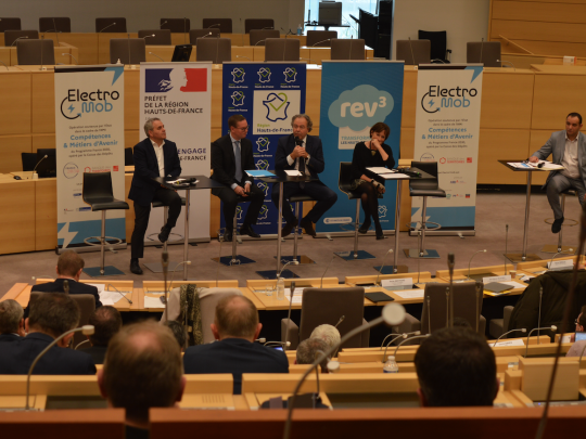 De g. à d. : Xavier Bertrand, Jean-Gabriel Delacroy (SGAR), Luc Chatel (président de la Plateforme automobile) et Valérie Cabuil (rectrice Hauts-de-France et de l'académie de Lille) au lancement d'Electro'Mob le 17 avril.